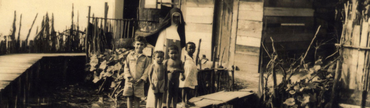 Irmã Dulce com crianças no bairro dos Alagados Irmã Dulce com crianças no bairro dos Alagados